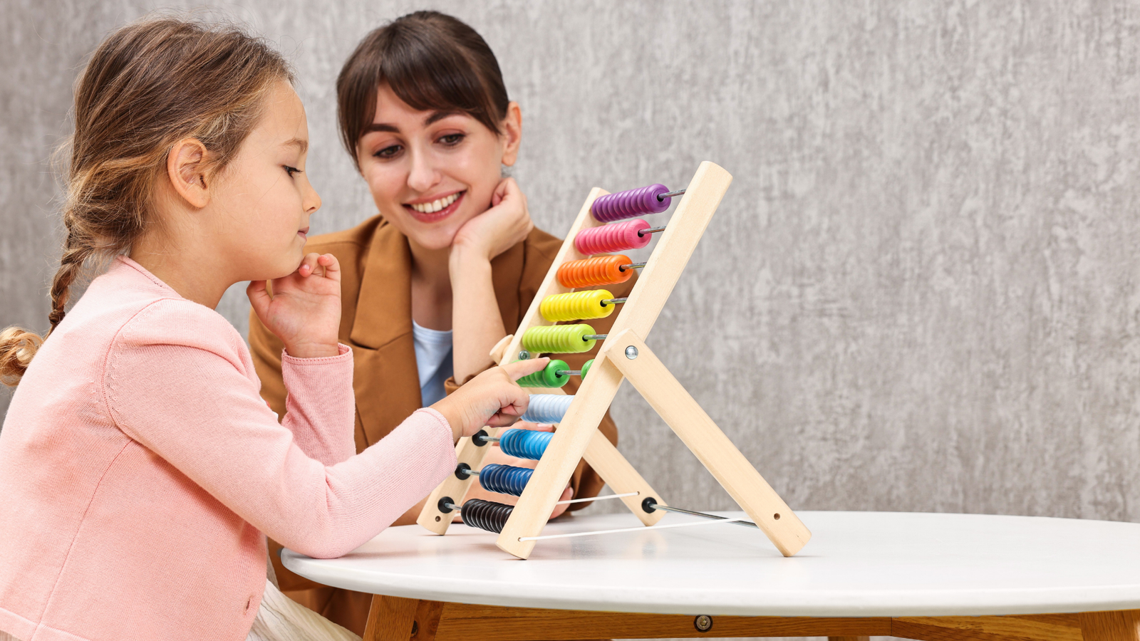 CDH aprova proposta de isenção de IR para pessoas com autismo: ainda não é lei, mas pode trazer alívio para as famílias